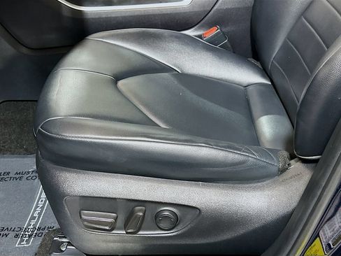 Used 2023 Toyota Highlander XLE FWD image 16