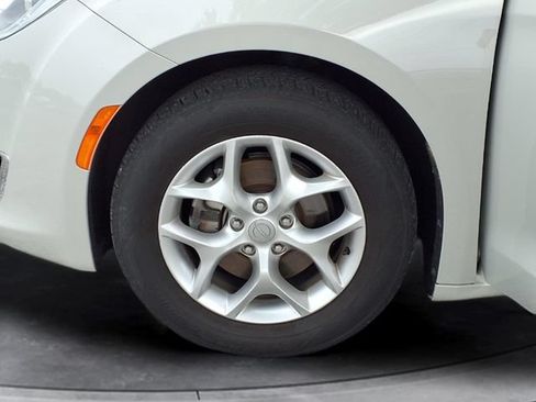 Used 2020 Chrysler Pacifica Touring w/ Tire & Wheel Group FWD image 16