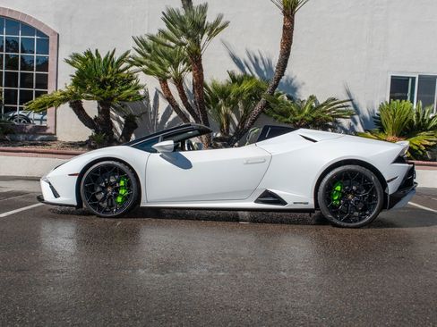 Used 2023 Lamborghini Huracan EVO image 2