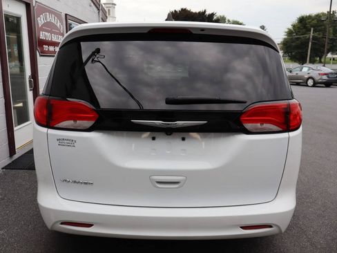 Used 2023 Chrysler Voyager LX FWD image 3