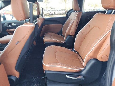 New 2026 Chrysler Pacifica Pinnacle image 20