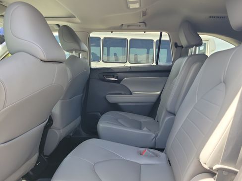 Used 2021 Toyota Highlander XLE FWD image 13