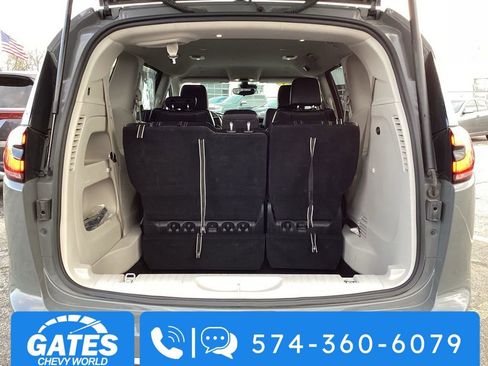 Used 2023 Chrysler Pacifica Touring-L FWD image 11