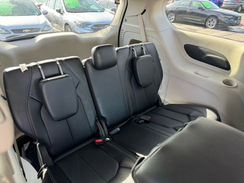 Used 2024 Chrysler Pacifica Touring-L image 16