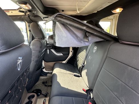 Used 2011 Jeep Wrangler Unlimited Rubicon image 13