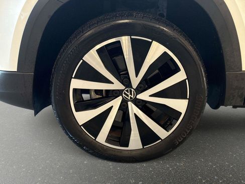 Certified 2022 Volkswagen Taos SE image 9