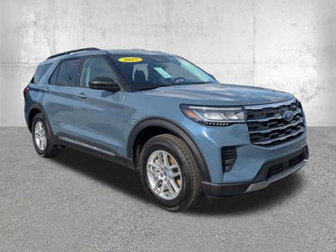 Used 2025 Ford Explorer Active image 2