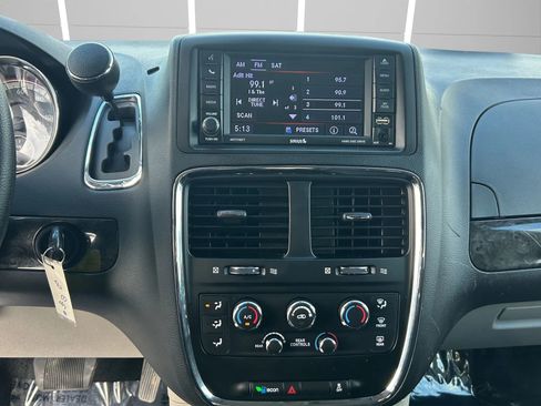 Used 2019 Dodge Grand Caravan SE w/ UConnect Hands-Free Group image 17