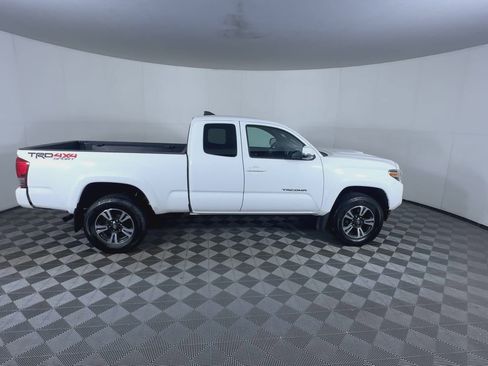 Used 2016 Toyota Tacoma TRD Sport w/ Towing Package AWD/4WD image 9