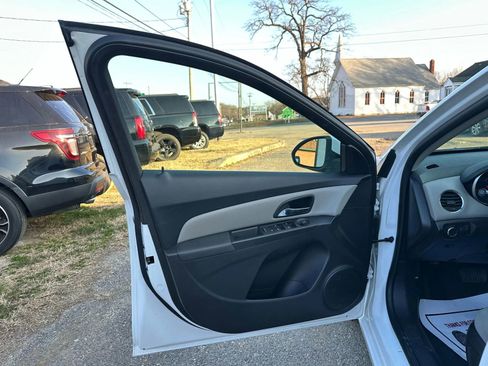 Used 2016 Chevrolet Cruze LT image 16