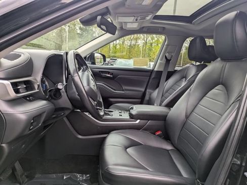 Used 2024 Toyota Highlander XLE AWD/4WD image 17