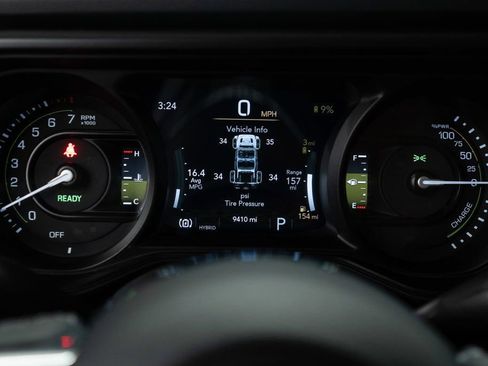 Used 2025 Jeep Wrangler Unlimited Sahara AWD/4WD image 16