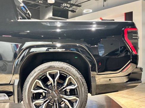 Used 2025 GMC Sierra EV Denali image 10