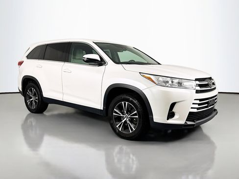 Used 2019 Toyota Highlander LE FWD image 3