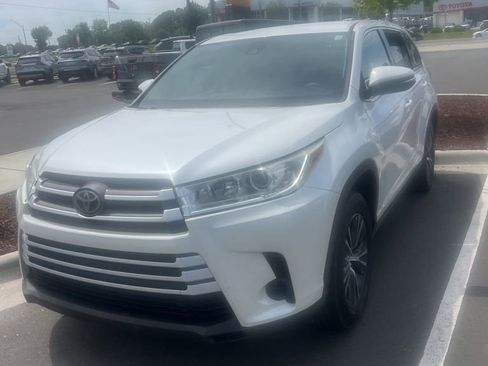 Used 2019 Toyota Highlander LE FWD image 6