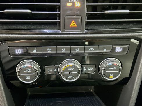 Used 2024 Volkswagen Taos SE w/ Panoramic Sunroof Package FWD image 23