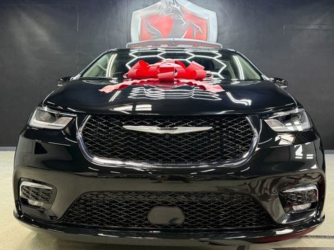 Used 2023 Chrysler Pacifica Touring-L image 6