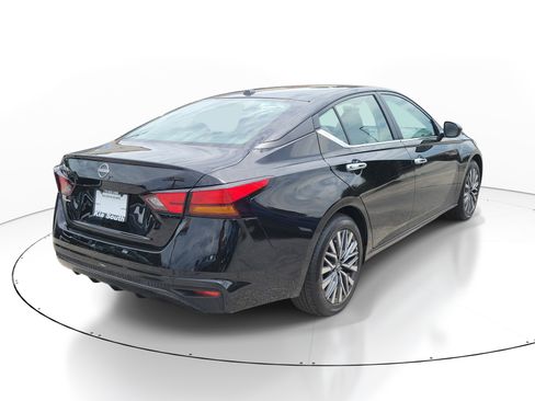 Used 2025 Nissan Altima 2.5 SV FWD image 6
