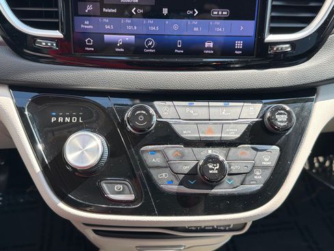 Used 2023 Chrysler Pacifica Touring-L FWD image 20