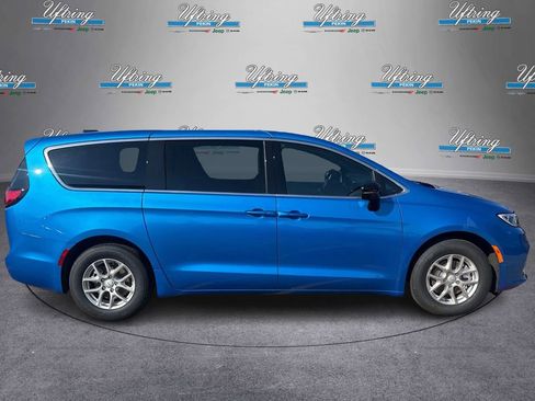 New 2026 Chrysler Pacifica Select image 2