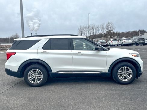 Used 2022 Ford Explorer XLT w/ Equipment Group 202A image 8