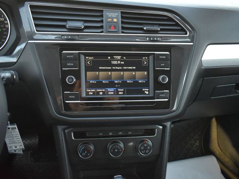 Used 2021 Volkswagen Tiguan S image 23