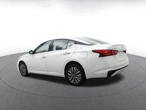 Used 2025 Nissan Altima 2.5 SV FWD image 7