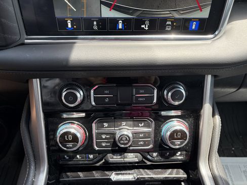 Used 2024 GMC Yukon Denali AWD/4WD image 11
