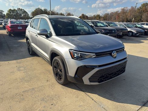 New 2026 Volkswagen Taos SE FWD image 3