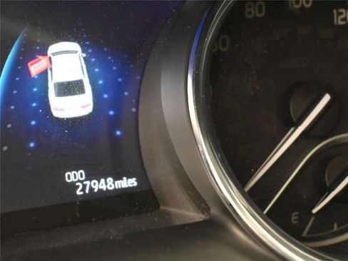 Used 2020 Toyota Camry XLE image 3