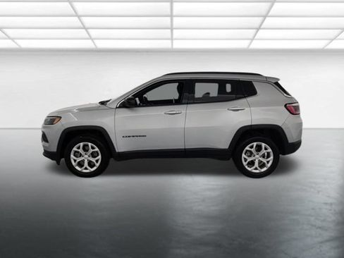 Used 2024 Jeep Compass Latitude AWD/4WD image 5