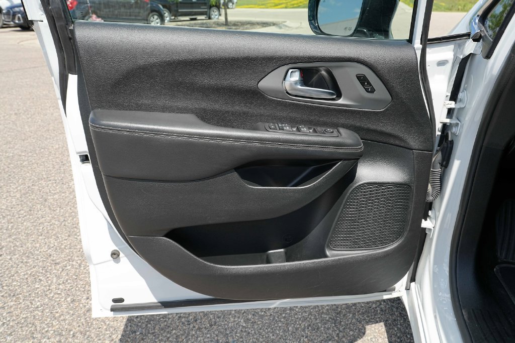 Used 2025 Chrysler Pacifica Select FWD image 26