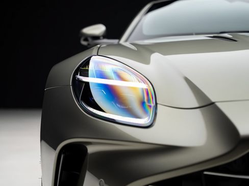 Used 2025 Aston Martin V8 Vantage Coupe RWD image 9