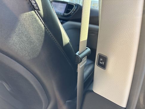 Used 2024 Chrysler Pacifica Touring-L image 9