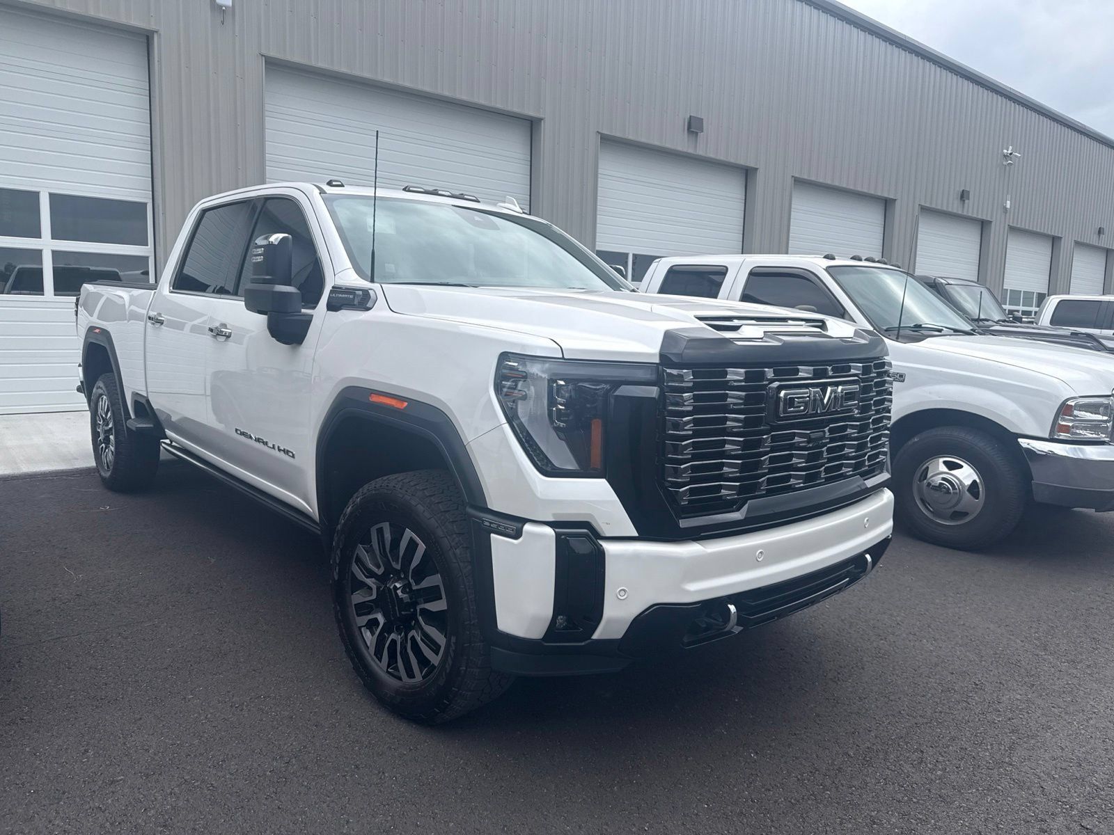 Used 2025 GMC Sierra 2500 Denali Ultimate w/ Max Trailering Package AWD/4WD image 1