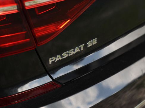 Used 2017 Volkswagen Passat 1.8T SE FWD image 37