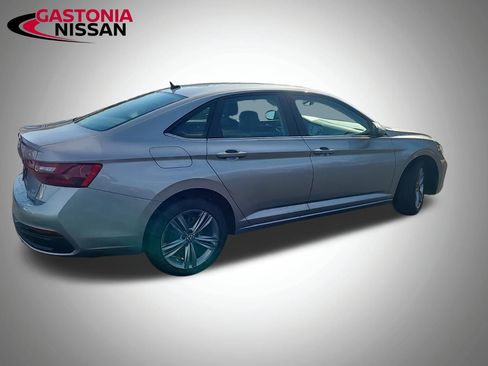 Used 2024 Volkswagen Jetta SE image 11