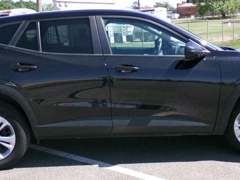 Used 2025 Chevrolet Trax LS image 4