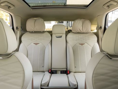 Used 2023 Bentley Bentayga Extended Wheelbase image 18