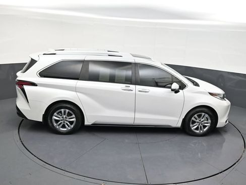 Used 2024 Toyota Sienna Limited image 16