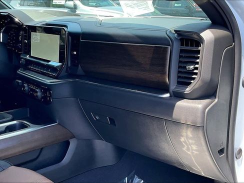 Certified 2026 Chevrolet Silverado 1500 High Country AWD/4WD image 16
