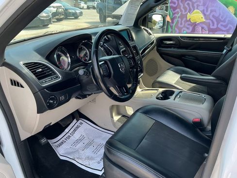 Used 2019 Dodge Grand Caravan SXT image 9