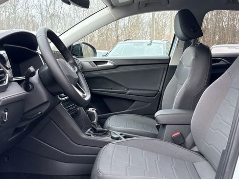 Certified 2025 Volkswagen Taos SE image 12
