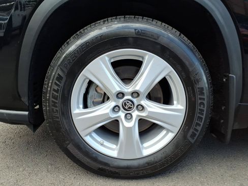 Used 2024 Toyota Highlander LE AWD/4WD image 9