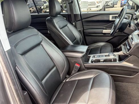 Used 2022 Ford Explorer XLT w/ Equipment Group 202A AWD/4WD image 39