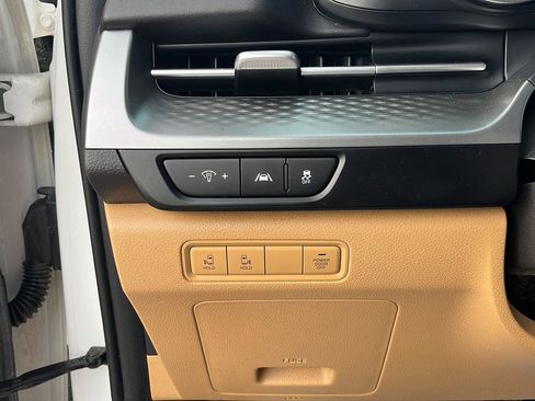 Used 2022 Kia Carnival LX FWD image 12