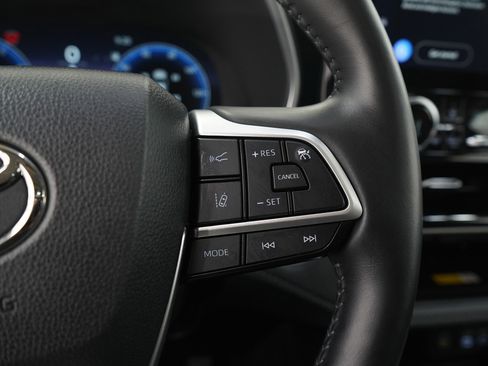 Used 2024 Toyota Highlander Limited AWD/4WD image 31