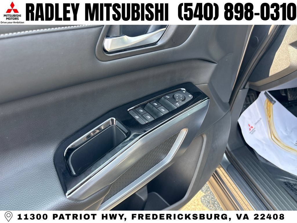 Used 2023 Nissan Pathfinder SL AWD/4WD image 5
