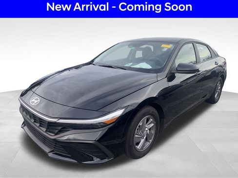 Used 2024 Hyundai Elantra SE FWD image 2