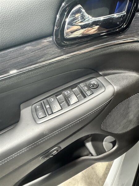 Used 2020 Jeep Grand Cherokee Overland AWD/4WD image 22